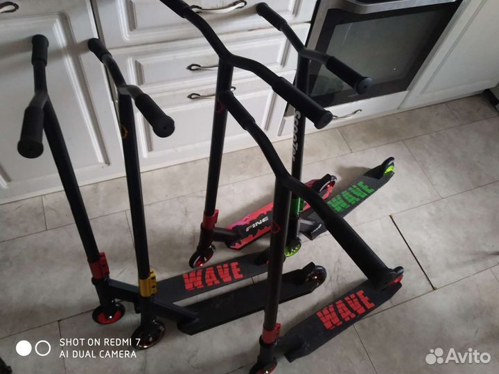 Прочный красно-чёрный трюковой самокат новый