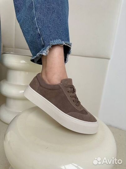 Кроссовки жеснские