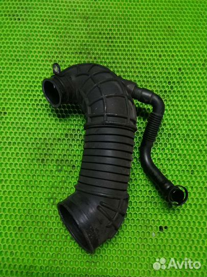 Патрубок воздушного фильтра audi a4 b7 2.0 TDI BRE