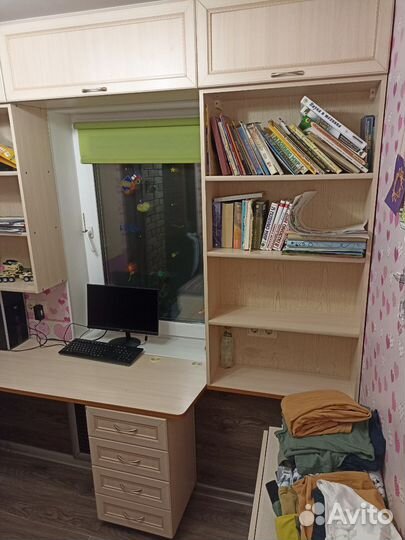 Угловой письменный стол с полками
