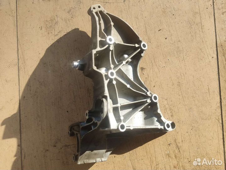 Кронштейн генератора Renault duster