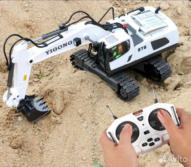 Белый экскаватор на пульте управления