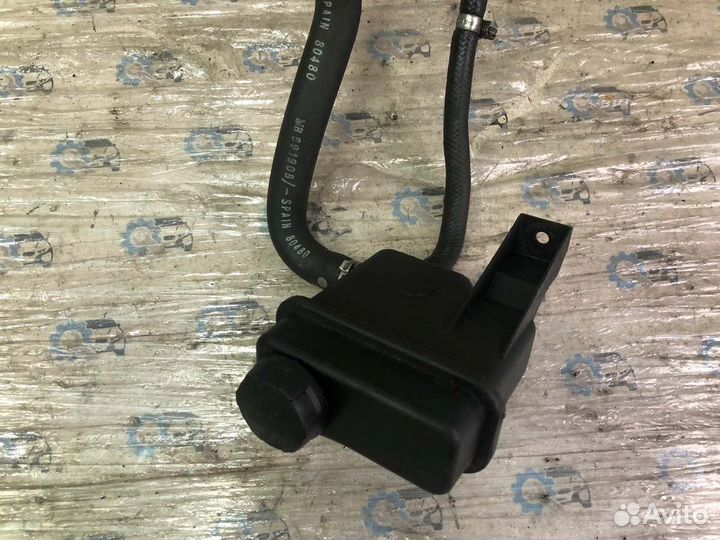 Бачок гура передний Mitsubishi Carisma седан