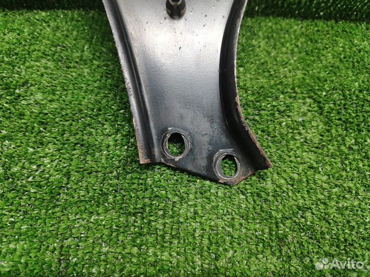 Кронштейн балки правый Mercedes-Benz C-class