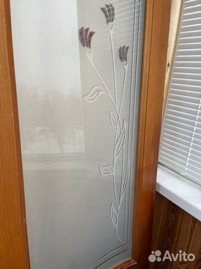 Межкомнатная деревянная дверь со стеклом