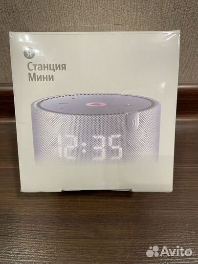 Умная колонка Яндекс Мини с часами с Алисой