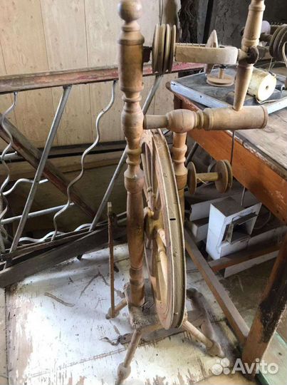 Прялка электрическая и деревянная старинная