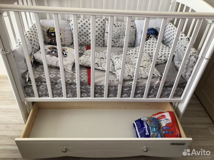 Детская кроватка с маятником