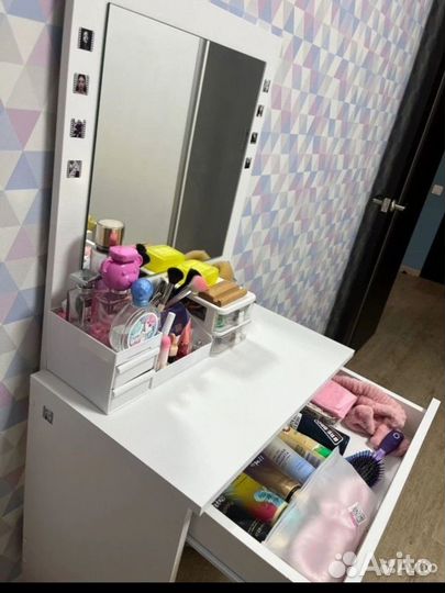 Туалетный столик с зеркалом и подсветкой