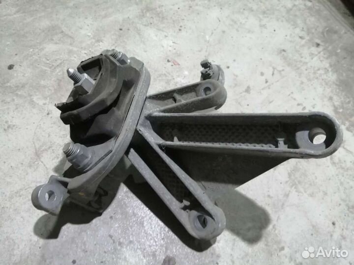 Кронштейн подушка кпп renault duster 2WD