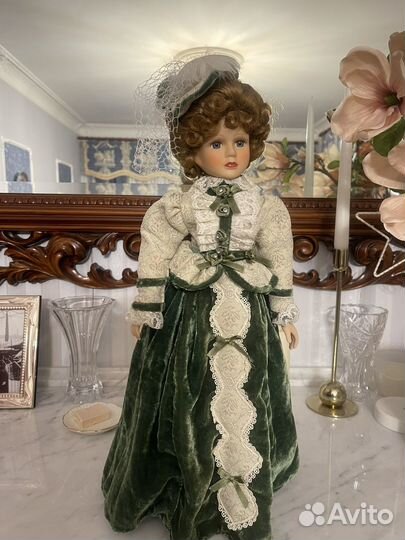 Кукла фарфоровая