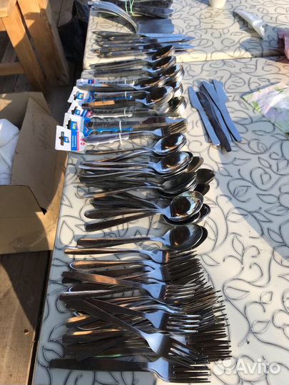 Много различной посуды для кафе и дома