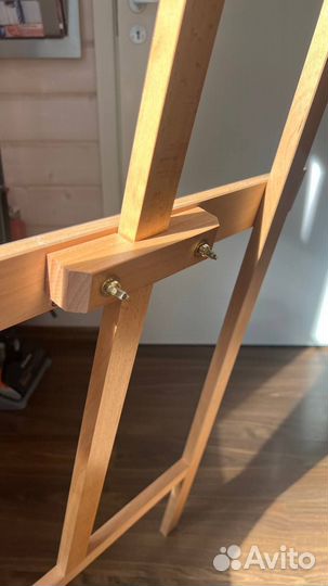 Мольберт с красивой фурнитурой в идеале