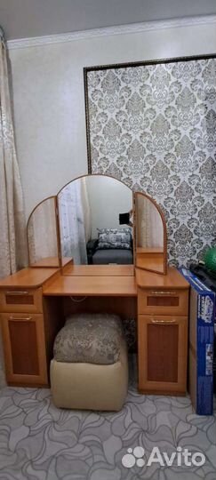 Столик с зеркалом