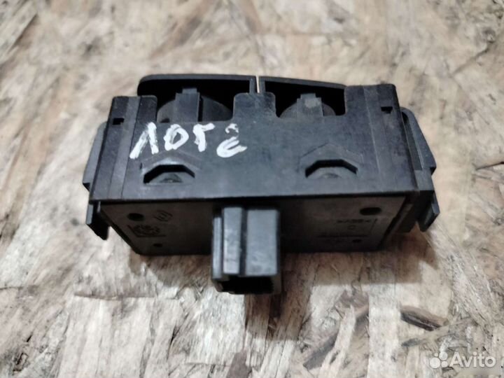 Кнопка аварийной сигнализации Renault Logan 2