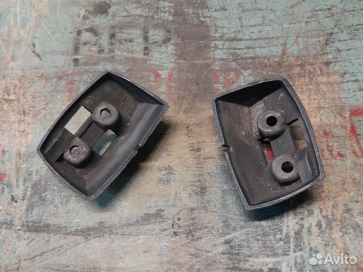 Кронштейны зеркал на двери волга