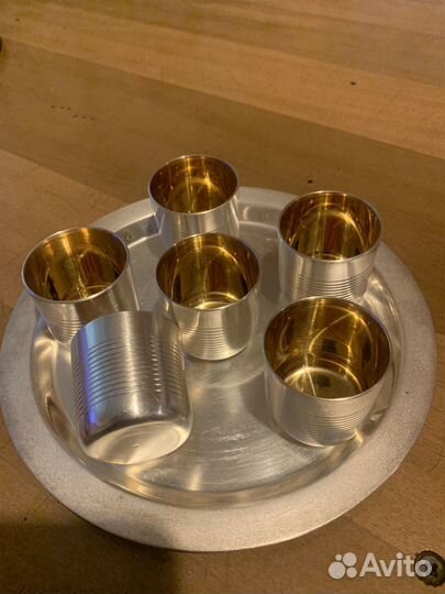 Серебряный поднос с рюмками