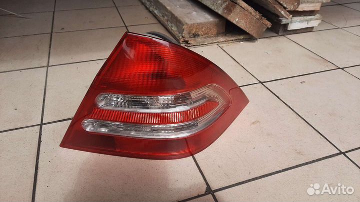 Задний фонарь мерседес w203 C-класс