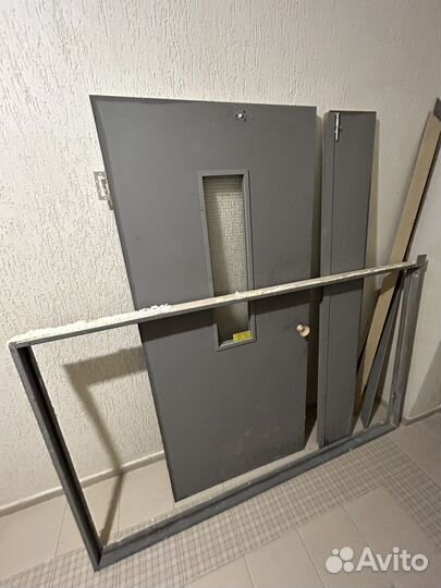 Дверь тамбурная деревянная бу