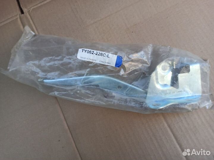 Петля капота левая Тойота Аурис Е15 2006-2010