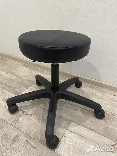 Стул для мастера на колесиках