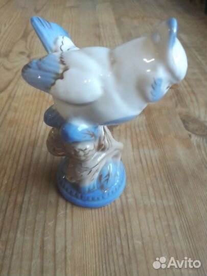 Фарфоровая статуэтка птичка