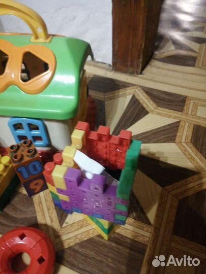 Игрушки: Домик, катерок и 2 лейки