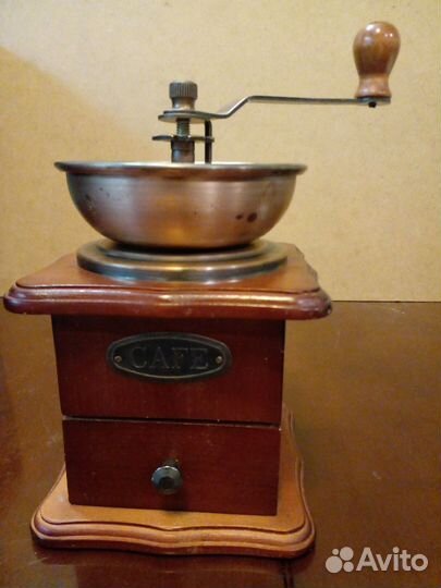 Кофеварки мельхиоровая и Гжель, ручная кофемолка