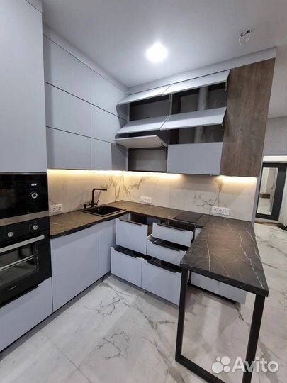 Кухня с подсветкой с барной стойкой