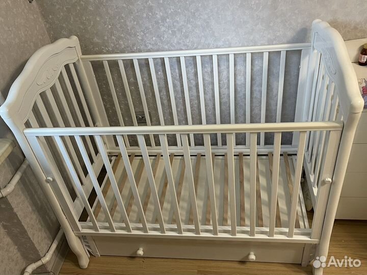 Детская кроватка с маятником и ящиком