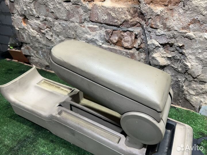 Подлокотник Passat B5 в сборе белый