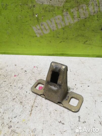 Ответная часть замка багажника бмв Е28