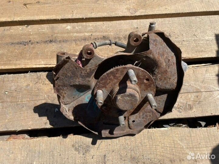 Кулак поворотный задний правый Kia Spectra седан