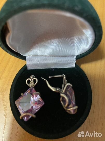 Серьги с камнем