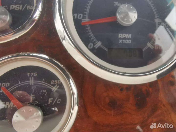 Моторное судно яхта