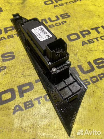 Задняя правая кнопка стеклоподъемника Mazda 3 BK