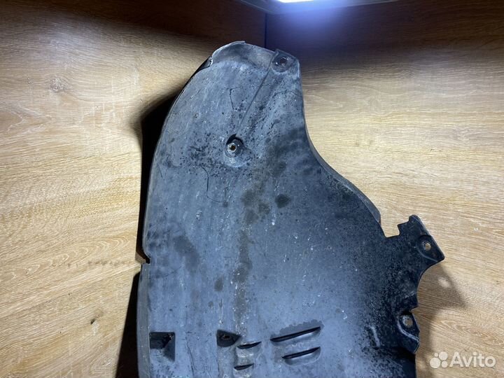 Подкрылок передний левый Mercedes W211 1704378