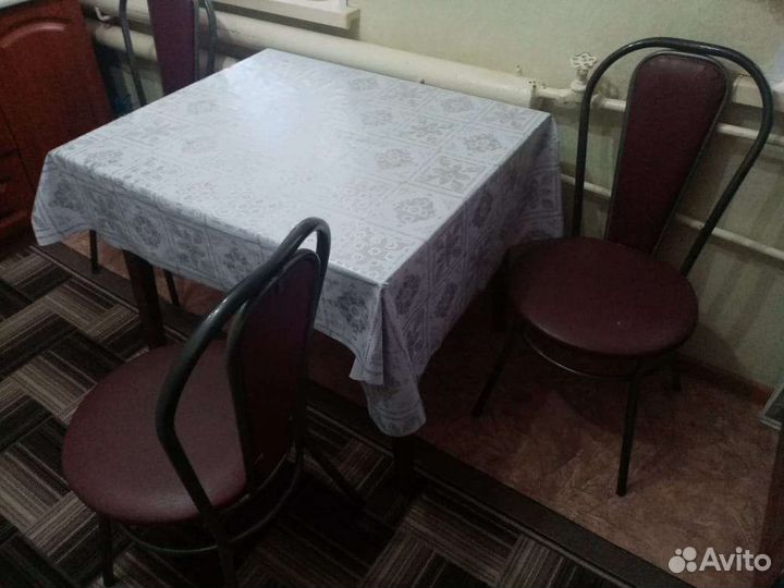 Кухонный стол и стулья