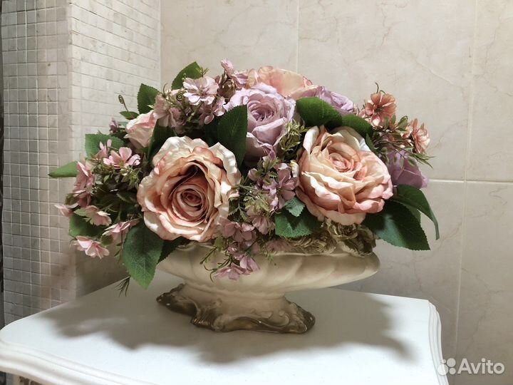 Ваза с искусственными цветами