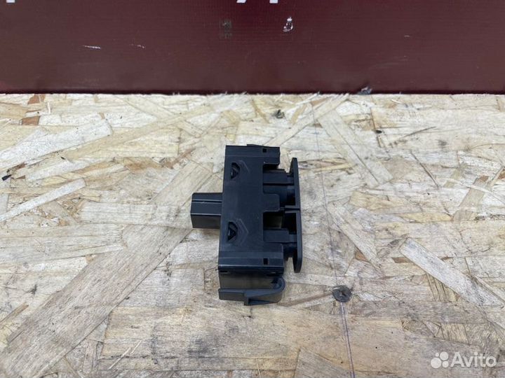 Кнопка аварийной сигнализации Renault Logan