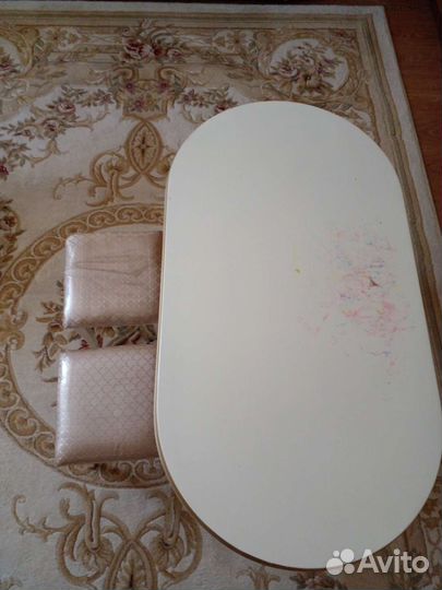 Журнальный стол со стульями