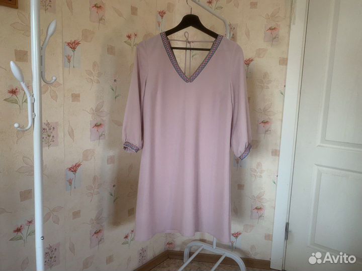Платье розовое с вырезом 42 S