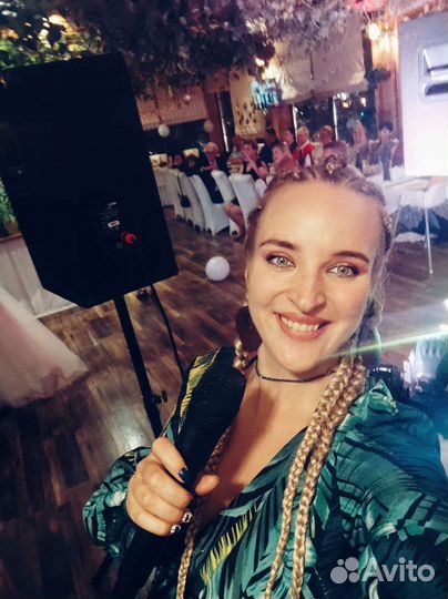 Поющая ведущая диджей