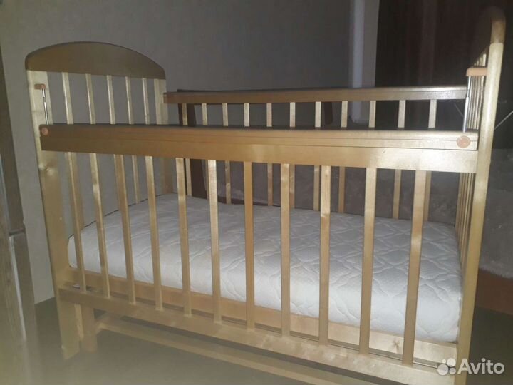 Детская кроватка с маятником