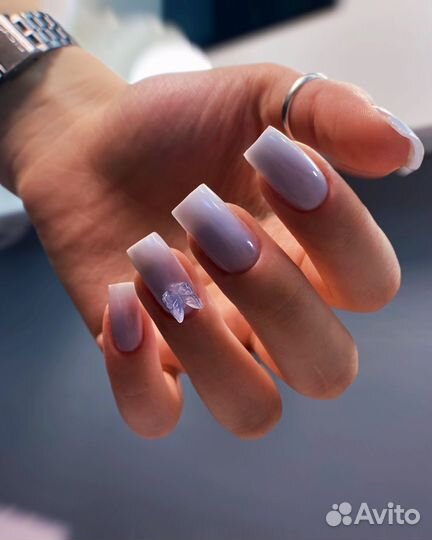 Маникюр в салоне