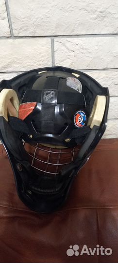 Хоккейный вратарский шлем