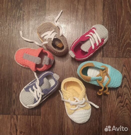 Вязаные пинетки кеды