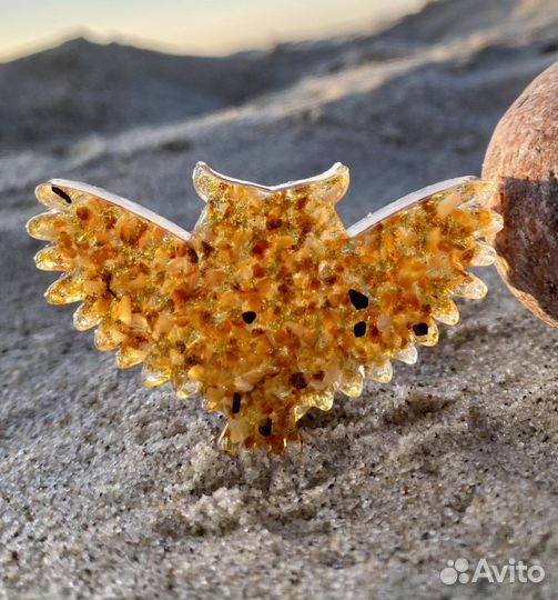 Брошь ручной работы, янтарь и ювилирная смола