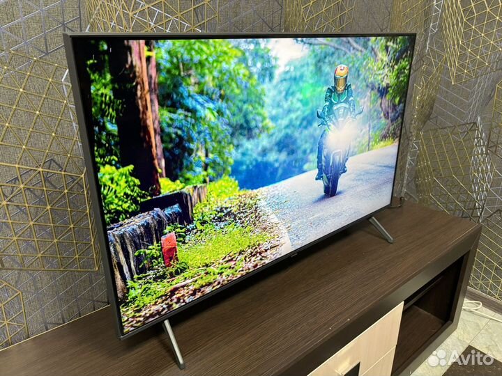 Метровый 4K SMART TV Samsung 109см, Wi-Fi