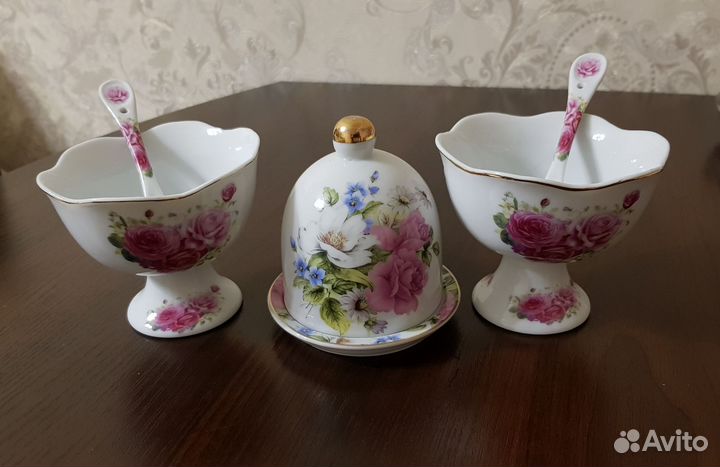 Столовый фарфоровый набор на деревянной подставке